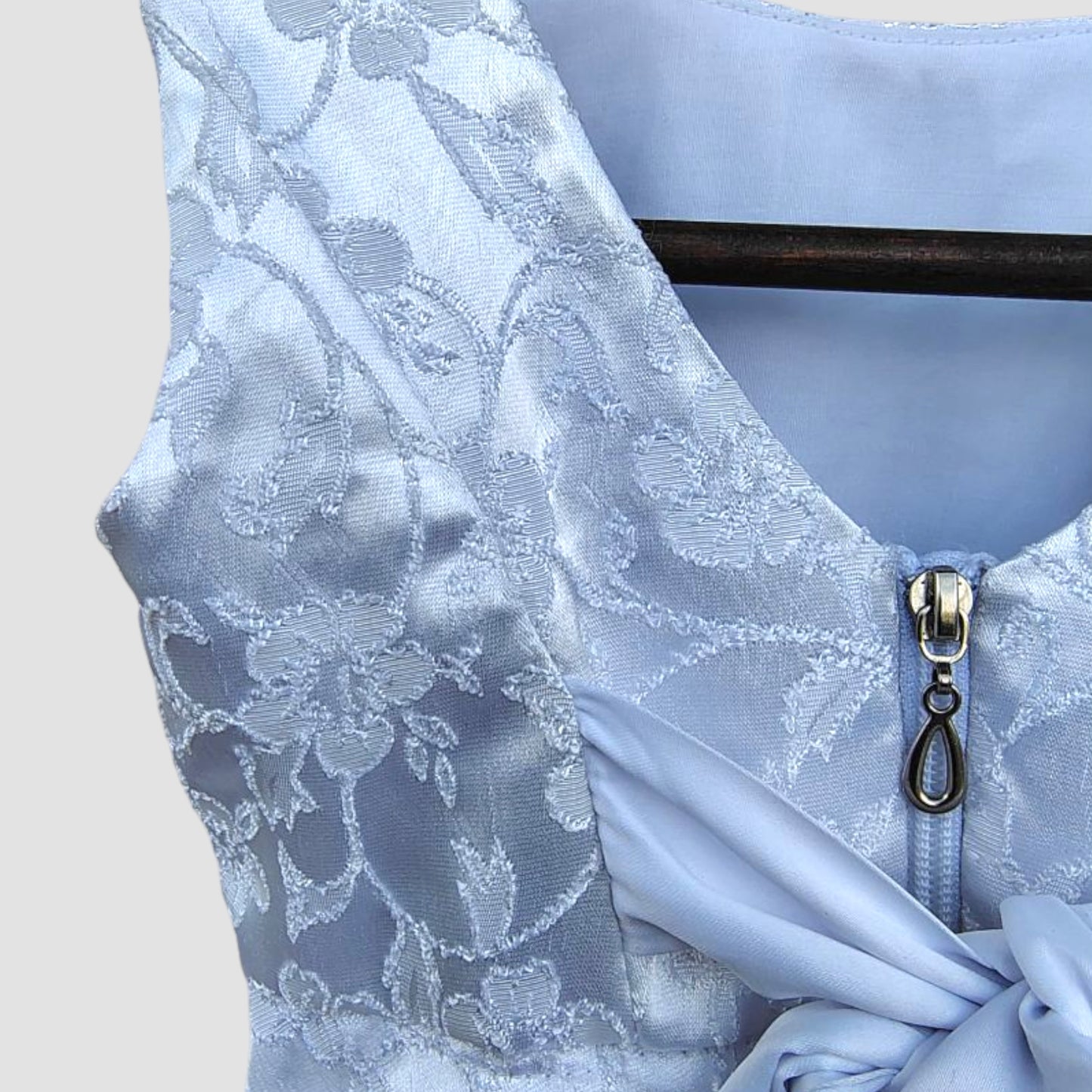 Elegant White Floral Jacquard Sleeveless Dress